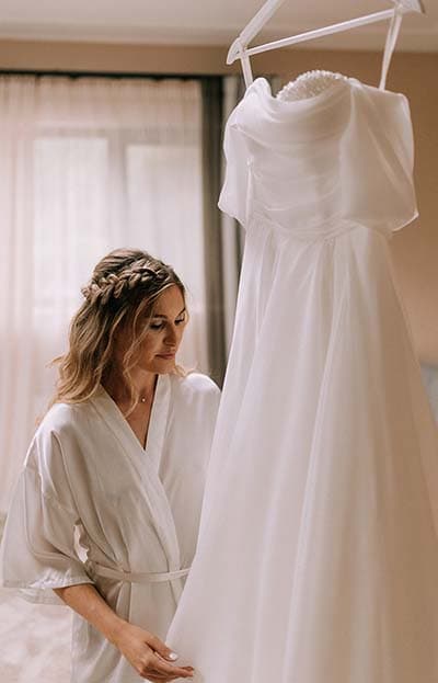 Щастлива булка със сватбена прическа и грим от IvyLu.bg