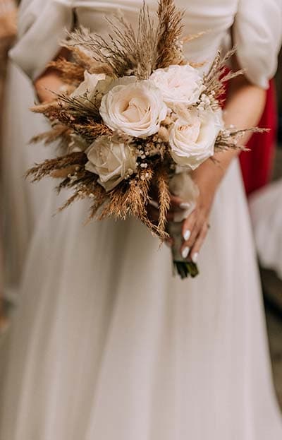 Щастлива булка със сватбена прическа и грим от IvyLu.bg