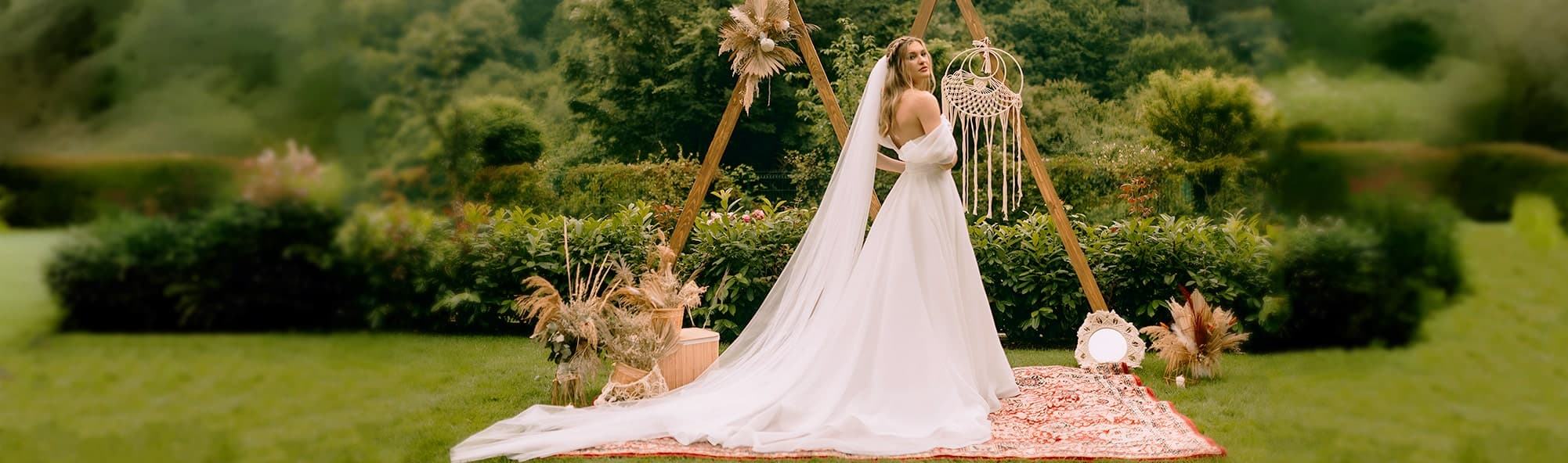 Щастлива булка със сватбена прическа и грим от IvyLu.bg