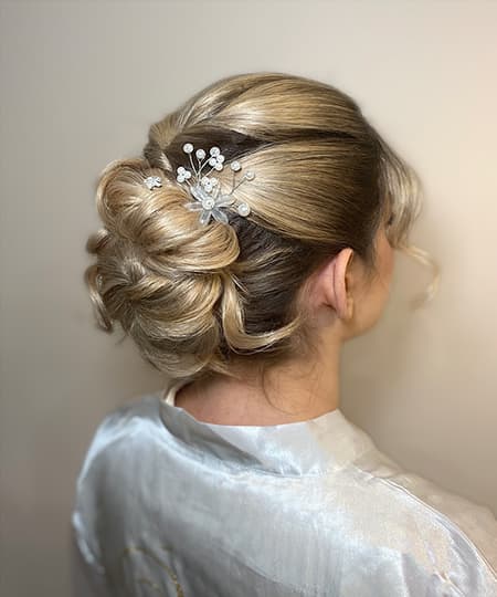 Сватбена прическа 1129 - Нисък романтичен кок. Прически за сватба | Сватбени прически от IvyLu.bg